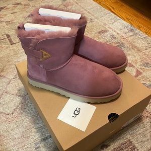 NWT Authentic Ugg Boots Mini Bailey